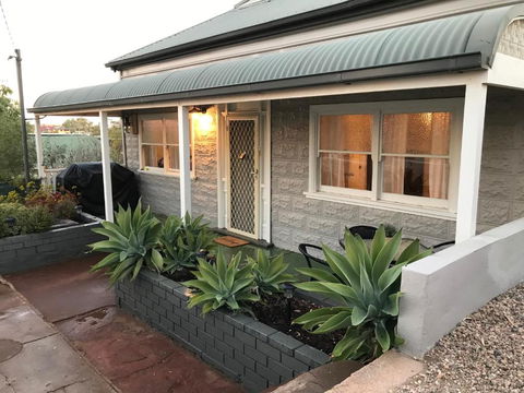 HILLSIDE HAVEN CHARMING C1920 COTTAGE Pet Friendly Sleeps 1 - 6 - Phillip Island Accommodation 2