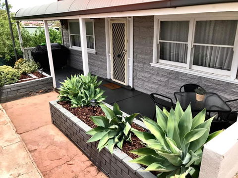 HILLSIDE HAVEN CHARMING C1920 COTTAGE Pet Friendly Sleeps 1 - 6 - Phillip Island Accommodation 1