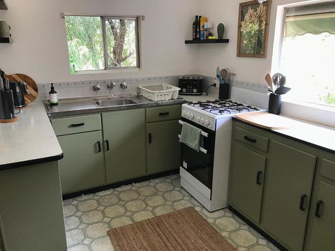 HILLSIDE HAVEN CHARMING C1920 COTTAGE Pet Friendly Sleeps 1 - 6 - Phillip Island Accommodation 3