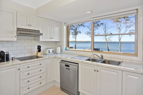 Adrift Retreat - St Georges Basin Waterfront Home - Phillip Island Accommodation 3