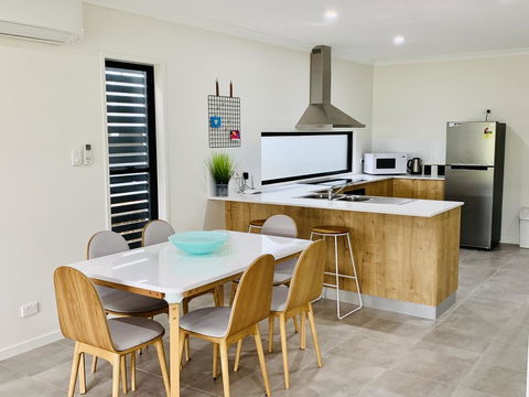 AIRLIE BEACH Delight. Hop, Skip Jump To Everything - Phillip Island Accommodation 2