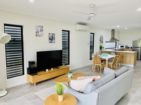 AIRLIE BEACH Delight. Hop, Skip Jump To Everything - Phillip Island Accommodation 0