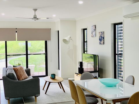 AIRLIE BEACH Delight. Hop, Skip Jump To Everything - Phillip Island Accommodation 3