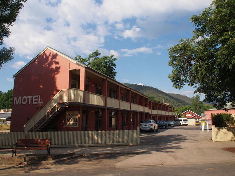 Alpine Hotel Bright - Phillip Island Accommodation 0