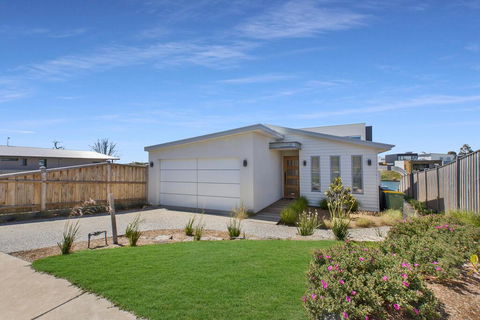 Anchored - Access To The Gippsland Lakes - Phillip Island Accommodation 3