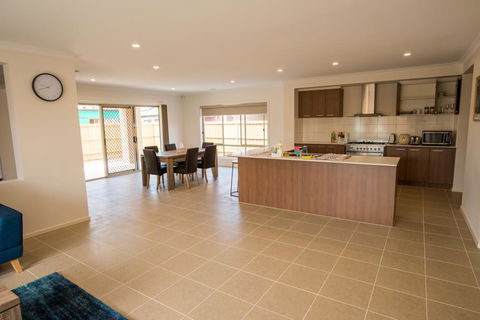 Apple House Point Cook - Phillip Island Accommodation 3