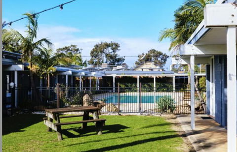 Mallacoota Hotel Motel - Phillip Island Accommodation 2