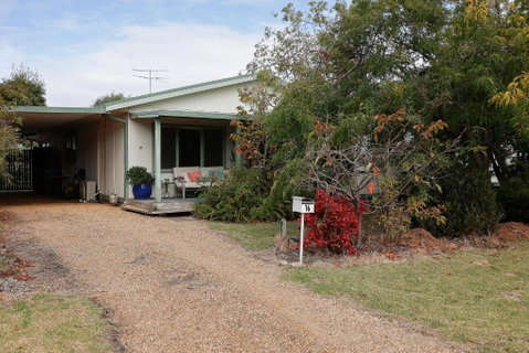 Mcrae Retro Beach House ! - Phillip Island Accommodation 3
