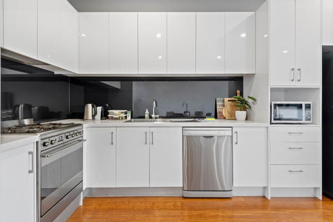 Modern 2-Bed Home In Brunswick With Courtyard - Phillip Island Accommodation 2