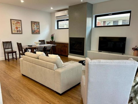 Modern Home - Gr8 4 Groups - Phillip Island Accommodation 0