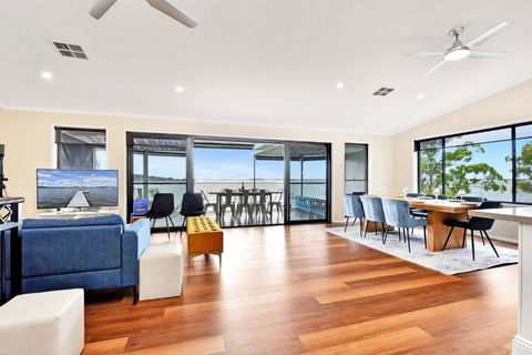New Property Shimmer Shores Absolute Waterfront Retreat At Fishing Point, Lake Macquarie - Phillip Island Accommodation 3
