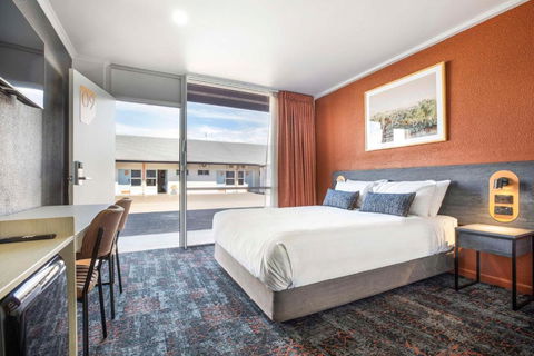 Nightcap At Horse & Jockey Hotel Warwick - Phillip Island Accommodation 0