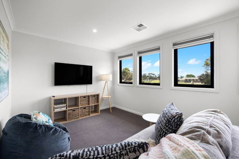 Paradise Palms 4BR Coastal Escape - Phillip Island Accommodation 2