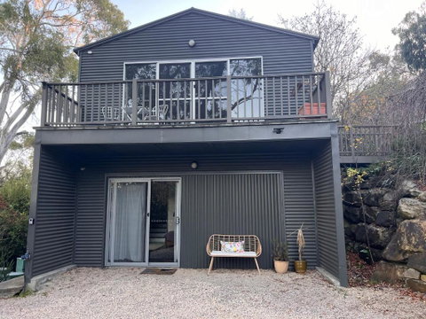 Peaceful Hills Escape: Charming 2-Story Retreat - Phillip Island Accommodation 1