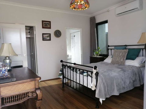 Private & Cosy! Master Bedroom In Perth With Garden View - Phillip Island Accommodation 2