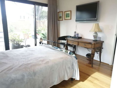 Private & Cosy! Master Bedroom In Perth With Garden View - Phillip Island Accommodation 1