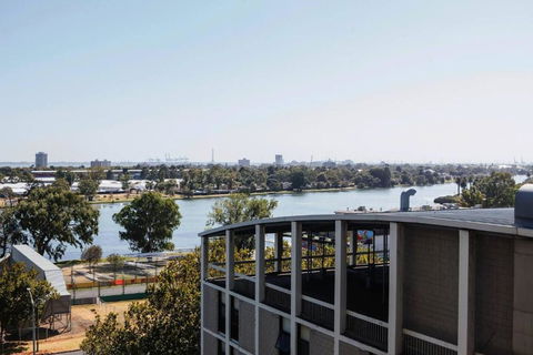 Queens Corner - Lakeside Serenity At Albert Park - Phillip Island Accommodation 3