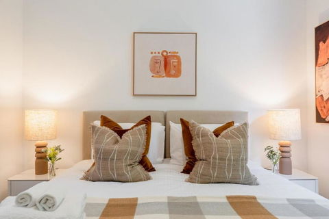 Prahran Timeless & Modern Haven, With Parking - Phillip Island Accommodation 3