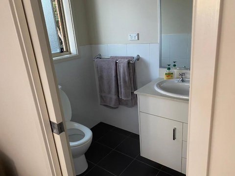 Private Room With Ensuite And Parking Close To Wollongong CBD - Phillip Island Accommodation 3