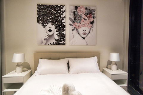 Queen Bed Luxury Parisian Paradise With Amazing City Views & Gym - Phillip Island Accommodation 1