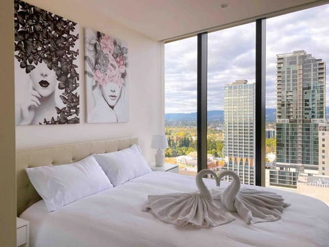 Queen Bed Luxury Parisian Paradise With Amazing City Views & Gym - Phillip Island Accommodation 0