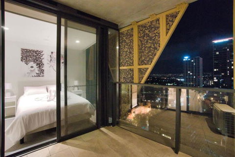 Queen Bed Luxury Parisian Paradise With Amazing City Views & Gym - Phillip Island Accommodation 3