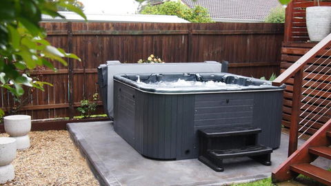 Queenberry Cottage - Jacuzzi, Village Location & 10 Mins To Beach - Phillip Island Accommodation 3