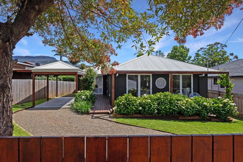 Queenberry Cottage - Jacuzzi, Village Location & 10 Mins To Beach - Phillip Island Accommodation 0
