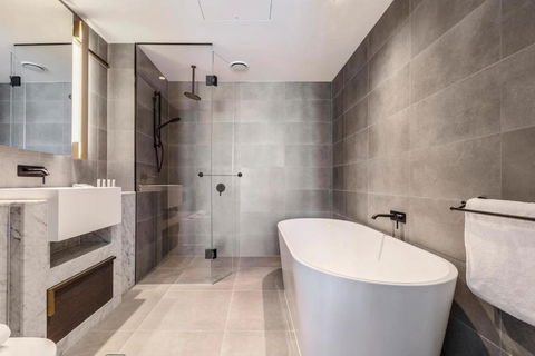 Queens Place Classy Lvl 69 Apt W Skyline Views - Phillip Island Accommodation 3