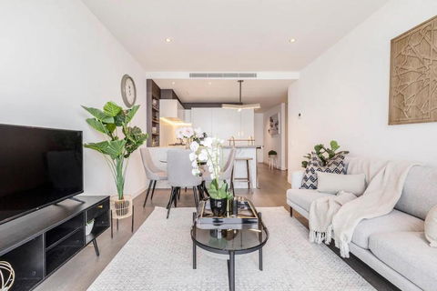 Queens Place Classy Lvl 69 Apt W Skyline Views - Phillip Island Accommodation 1