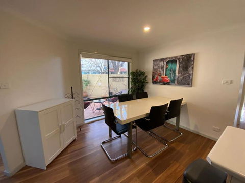 Quiet 2 Bedroom Apt In The Heart Of Old Kingston - Phillip Island Accommodation 1