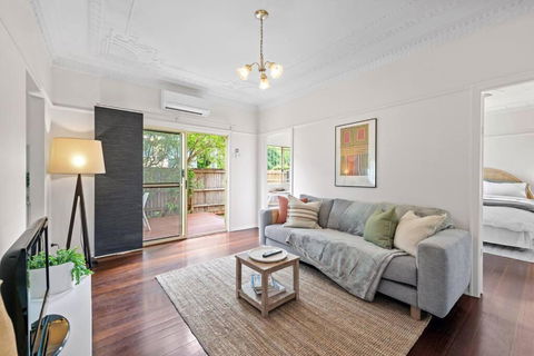 Quiet & Bright Art Deco Apartment By New Farm Park - Phillip Island Accommodation 0