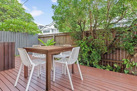 Quiet & Bright Art Deco Apartment By New Farm Park - Phillip Island Accommodation 1