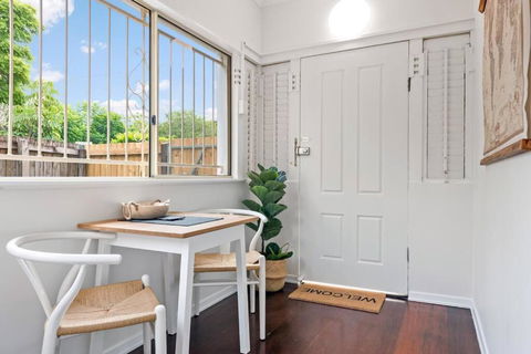 Quiet & Bright Art Deco Apartment By New Farm Park - Phillip Island Accommodation 3