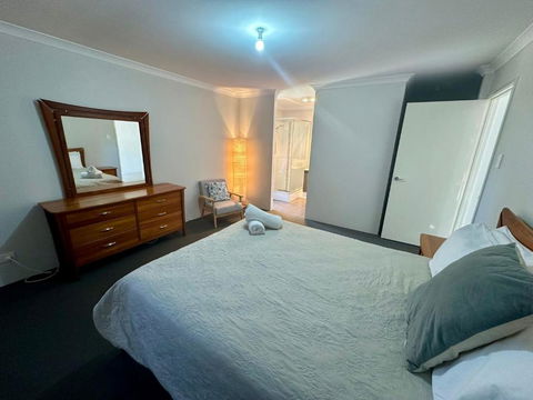 Quiet Busselton Retreat - Phillip Island Accommodation 2