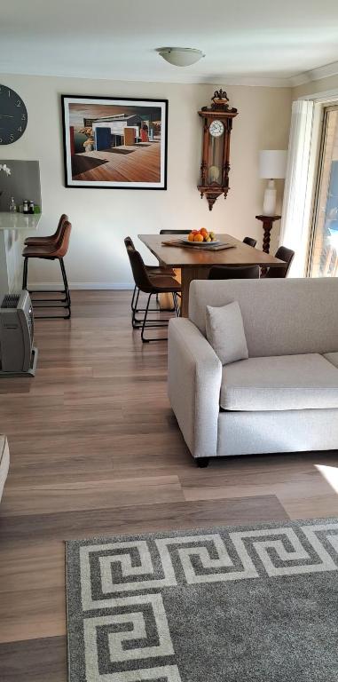 Quiet Secure Oasis In Gymea - Phillip Island Accommodation 3