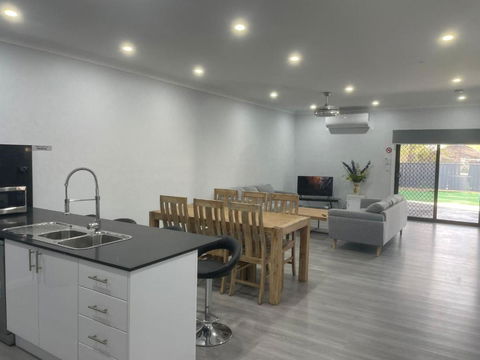 Quiet Spacious Family House 11 Bedrooms - Phillip Island Accommodation 2