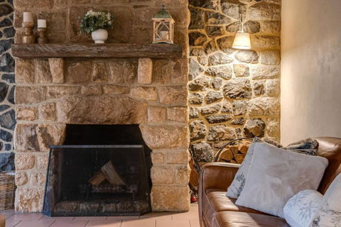 Quigtoo Cottage - Beautiful 4BR Stone Cottage L WiFi L Bath L Garden - Phillip Island Accommodation 3
