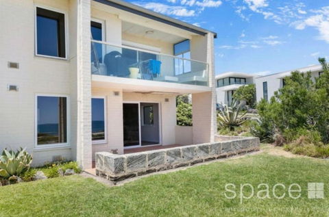 Quintessential Oceanview Apartment In Cottesloe - Phillip Island Accommodation 3