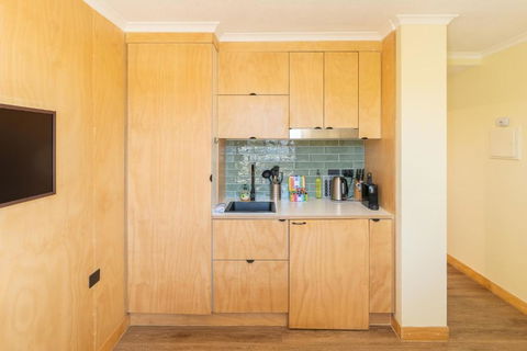 Quirky CBD Studio With Pool Sauna And Balcony - Phillip Island Accommodation 2