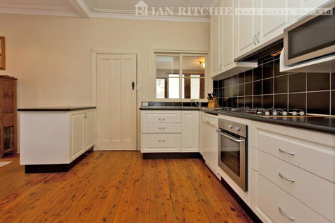 Red Brick Beauty - Central Cottage - Phillip Island Accommodation 1