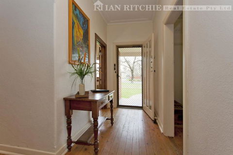 Red Brick Beauty - Central Cottage - Phillip Island Accommodation 3