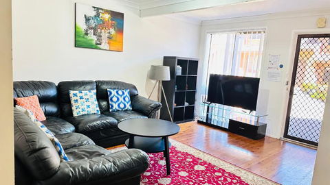 Quiet Family Townhouse In Wollongong CBD - Phillip Island Accommodation 1