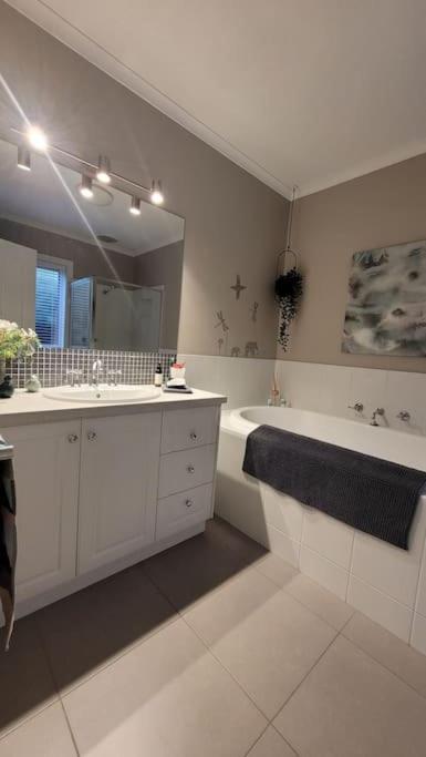 Quiet Family Retreat Getaway - Wildlife Park, Sovereign Hill, Kryall Castle And City At Your Door - Modern House, 8 Guests, 4 Bedrooms, 5 Beds - Phillip Island Accommodation 3