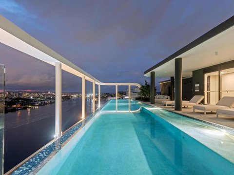 Rivello Apartments - Free Secure Car Park, 6km To City, Ferry Terminal, Eat Street, Rooftop Pool, Sauna, Portside Dinning - Phillip Island Accommodation 0
