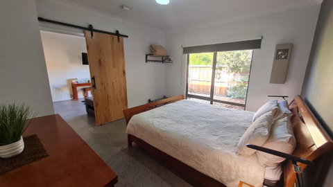 Red Ochre - Large Apartment With Private Courtyard - Phillip Island Accommodation 2