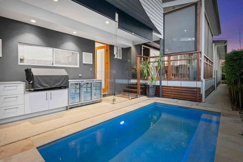 Redcliffe CBD Family Beach House - Phillip Island Accommodation 0