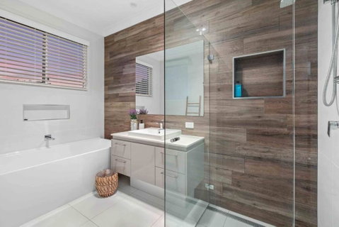 Redcliffe CBD Family Beach House - Phillip Island Accommodation 3