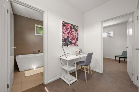 Relaxing Getaway Oasis With Patio In Charming Kew - Phillip Island Accommodation 3