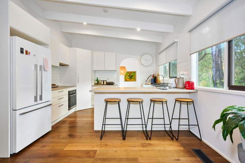 Renovated 5 Bedroom Retreat With Deck Fireplace - Phillip Island Accommodation 0